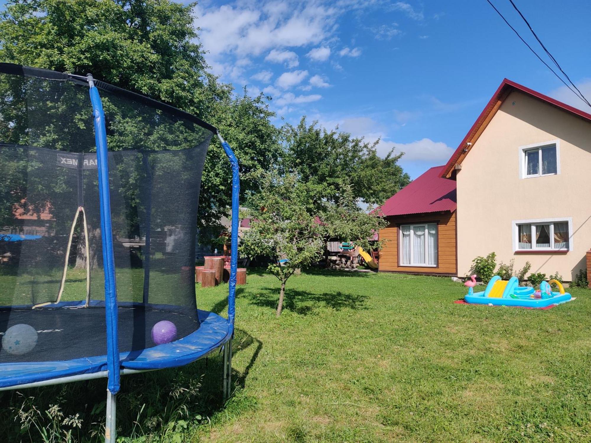 ホテル "У Яслигана" Pilipets エクステリア 写真